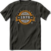 Premium Since 1976 T-Shirt | Zilver - Goud | Grappig Verjaardag en Feest Cadeau Shirt | Dames - Heren - Unisex | Tshirt Kleding Kado | - Donker Grijs - L