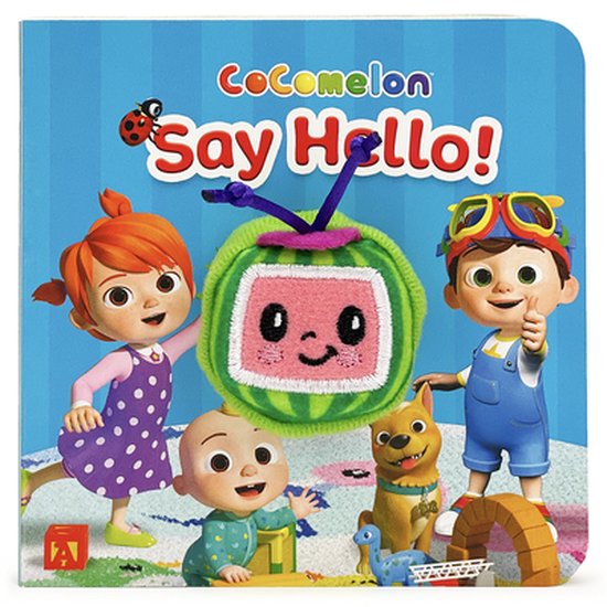 Livre Cocomelon Say Hello! avec JJ, YoYo, TomTom et le chien Fifi. Un écran TV Cocomelon en tissu au centre.