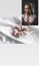 Satijnen scrunchie - haaraccessoires - haarelastiek - nieuwste beauty musthave - zijdezacht voor je haar - Luxury flower design - beige - Limited Edition