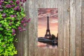 Tuinposter Een mooie oranje lucht boven de Eiffeltoren in Parijs - 30x60 cm - Tuindoek - Buitenposter