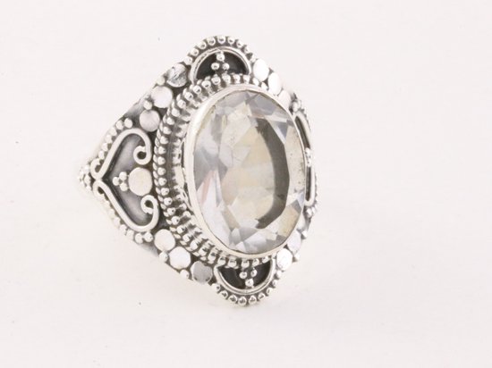 Bewerkte zilveren ring met bergkristal - maat 18