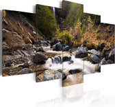 Schilderij - Waterval midden in de wilde natuur.