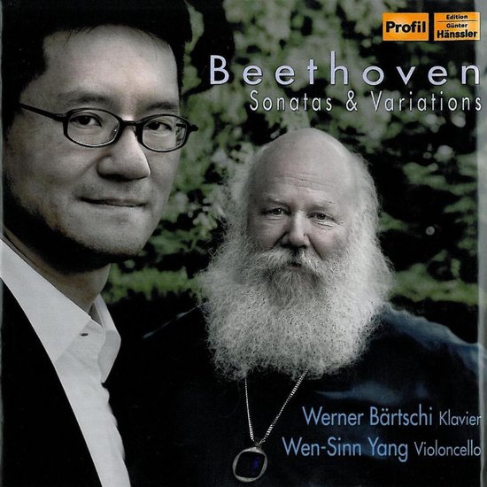 Twee mannen, een met bril, de ander met baard, staan op de hoes van "Beethoven Sonatas & Variations" van Werner Bärtschi en Wen-Sinn Yang.