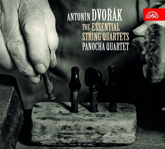 Boekbinders gereedschap op houten blok, met 'ANTONÍN DVOŘÁK THE ESSENTIAL STRING QUARTETS PANOCHA QUARTET' tekst.