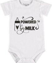 Baby Rompertje met tekst 'Powered by milk 2' | Korte mouw l | wit zwart | maat 62/68 | cadeau | Kraamcadeau | Kraamkado