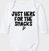 Baby Rompertje met tekst 'Just here for the snacks' |Lange mouw l | wit zwart | maat 50/56 | cadeau | Kraamcadeau | Kraamkado