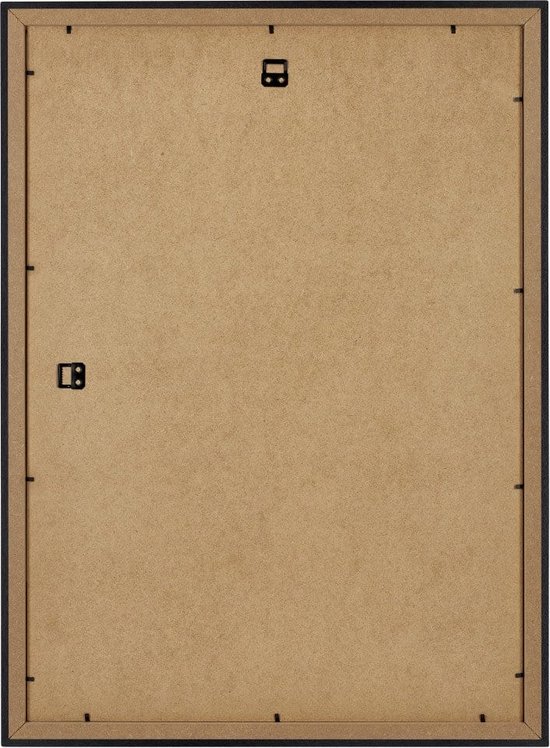 Achterkant van een zwarte fotolijst met kartonnen achterwand en ophangclips.