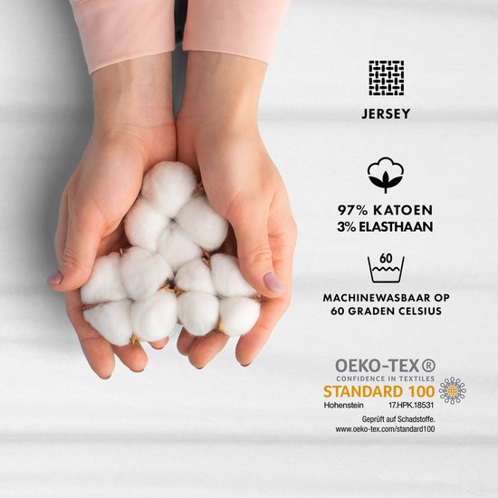 Mains tenant des boules de coton, avec le texte 'JERSEY', '97% COTON 3% ELASTHANNE', 'LAVABLE EN MACHINE À 60 DEGRÉS CELSIUS' et 'OEKO-TEX STANDARD 100'.