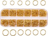 Doosje met goudplated en RVS open springringetjes, variërend van 4 t/m 8mm, alsmede cartierslotjes in goud-/RVS-kleur