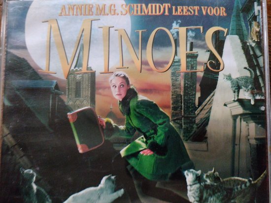 Annie M.G. Schmidt lit Minoes, une jeune femme en manteau vert sur un toit avec des chats.