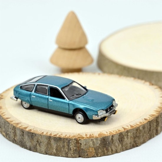 Het 1:18 gegoten model van de Alfa Romeo Duetto 2000 Spider uit 1978 in
