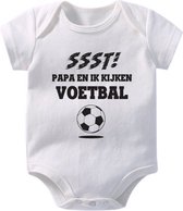 Hospitrix Baby Rompertje met Tekst "SSST! Papa en ik kijken Voetbal" | 0-3 maanden | Korte Mouw | Cadeau voor Papa | Aanstaande Vader | Vaderdag