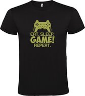Zwart t-shirt met tekst 'EAT SLEEP GAME REPEAT' print Goud size L