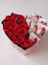 Moederdag cadeau-Chocolade doos met bloemen ( 10 x 10 x10cm)