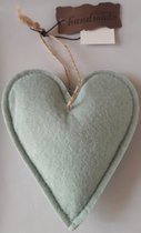 Maak uw gezellige omgeving compleet met dit decoratieve hart (13cm x 14cm). In een zachte mintgroene kleur en voorzien van een touwtje waarmee dit licht opgevulde hart kan worden o