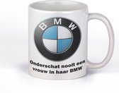 Cadeau mok BMW rijder-onderschat nooit een vrouw in haar bmw- blauw handvat en rand-beker 330 ml-vriendin-vrouw-moeder-dochter-oma-tante
