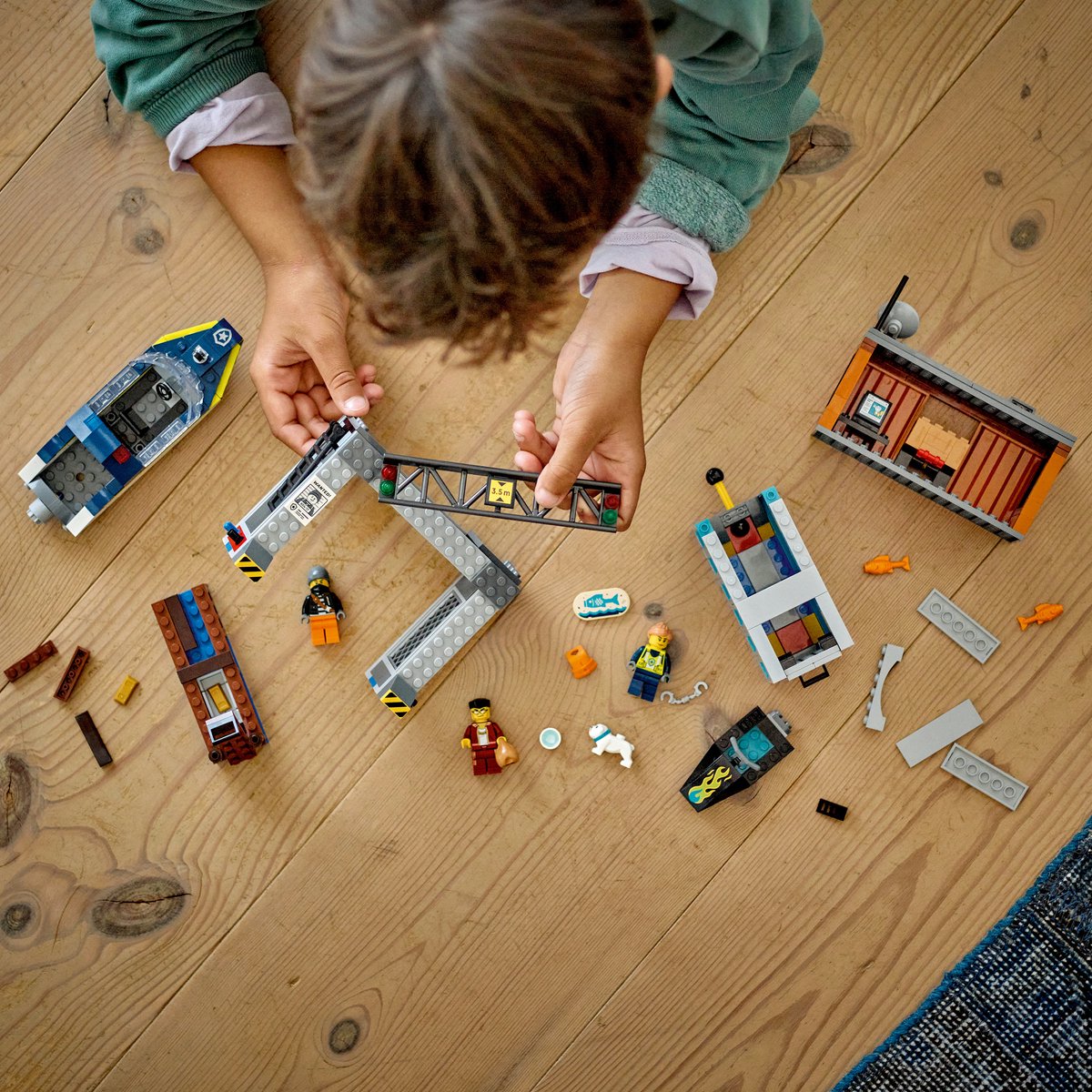 LEGO 60417 City - Politiespeedboot en boevenschuilplaats — afbeelding 4