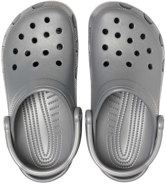 Une paire de sabots Crocs gris, vue de dessus.