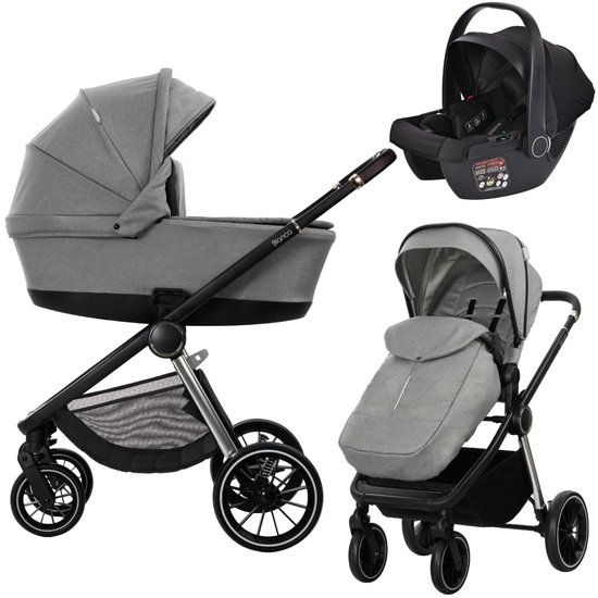 Grijze kinderwagen met reiswieg, autostoel en voetenzak.