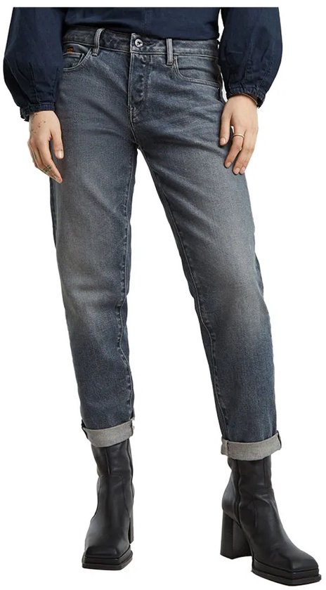 Close-up van G-Star boyfriend jeans met knoopsluiting en opgerolde pijpen.