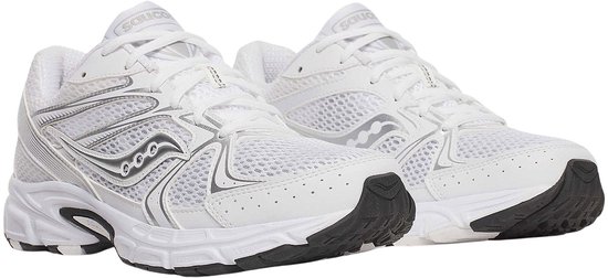 Twee witte Saucony sneakers met zilveren accenten, perspectief op de zijkant.
