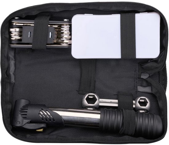 Een open zwarte tas met daarin een mini pomp, multitool en een witte doos, vastgezet met elastieken banden.