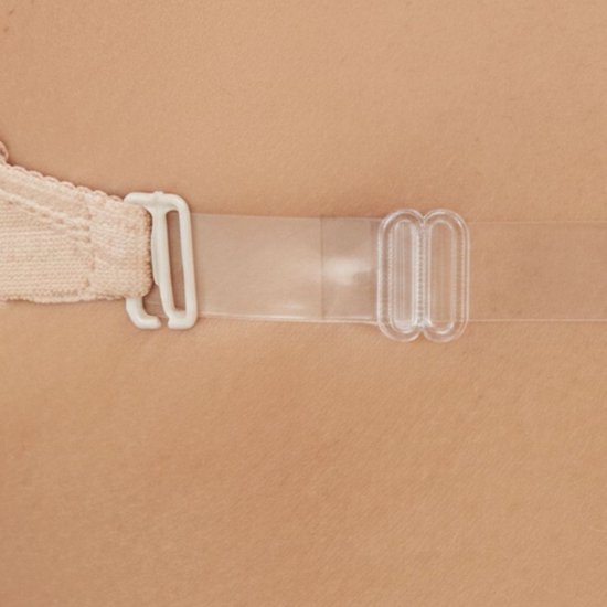 Sluiting van de transparante bh-band met clip op de huid.