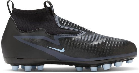 Football boot noir avec un swoosh Nike bleu clair.