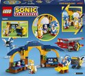Achterkant van de LEGO Sonic 76991 verpakking met diverse speelscenario's in de werkplaats en met het vliegtuig.