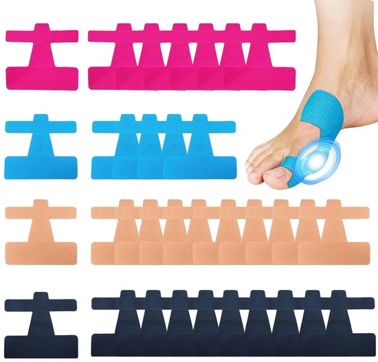 Rijen met voorgesneden Kinesio tape in roze, blauw, huidskleur en zwart. Een blauwe tape is op een teen aangebracht.