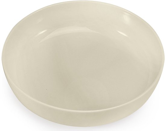Een platte, crèmekleurige kom van keramiek.