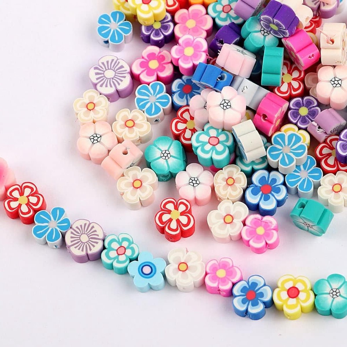 Kleurrijke DIY Kraaltjes Set met 100 Stuks - Smiley, Bloem en Fruitvormige Kralen voor Armbanden, Oorbellen en Kettingen