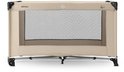 Beige Deryan campingbedje met gaaswanden en een rode rits, op poten.