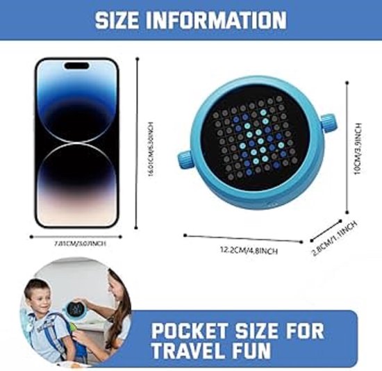 Afmetingen van de blauwe spelcomputer naast een iPhone, met tekst 'POCKET SIZE FOR TRAVEL FUN'.