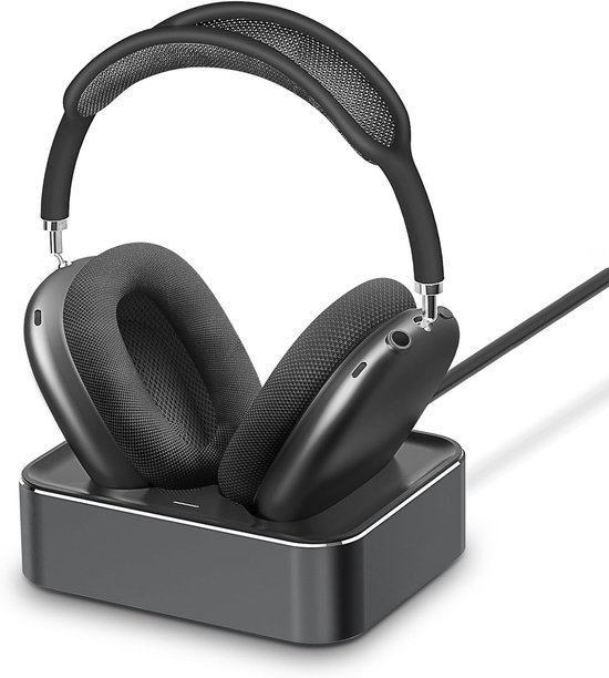 Donkergrijze AirPods Max op een donkergrijs oplaaddock.
