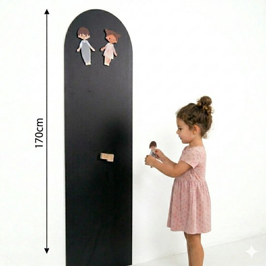 Une fille de 170 cm place une figurine magnétique d'enfant sur un tableau noir arqué.