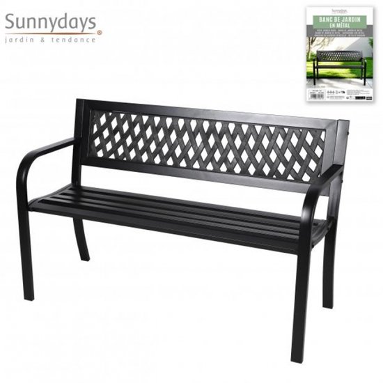 Zwarte metalen tuinbank met ruitpatroon op de rugleuning. Inzet: verpakking met tekst 'Sunnydays, BANCS DE JARDIN EN MÉTAL'.