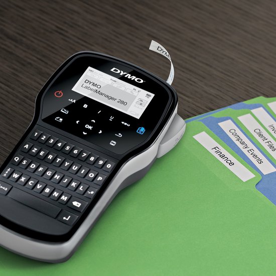DYMO LabelManager 280 labelprinter in gebruik om labels aan te brengen op groene mappen.