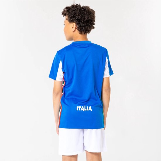 Achterkant van een jongen in een blauw Italiaans voetbaltenue, shirt met 'ITALIA' en witte short.