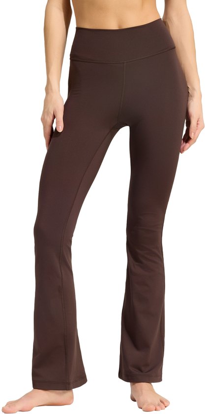 Bruine flare legging, gedragen door een vrouw. Vooraanzicht.