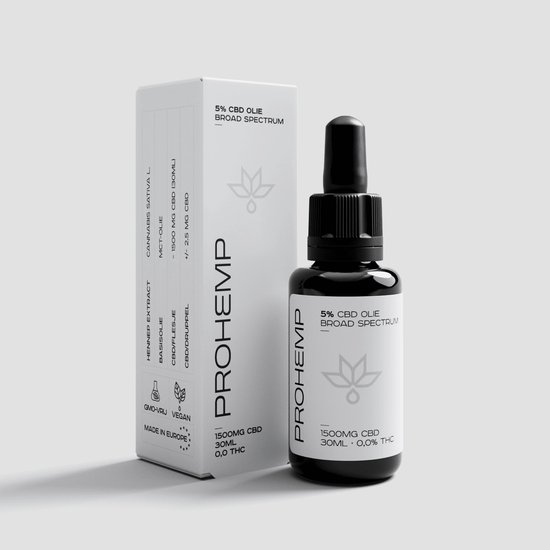 Doosje en flesje ProHemp CBD olie 5% Broad Spectrum 30ml. De tekst op de verpakking vermeldt 'GMO-vrij', 'Vegan' en 'Made in Europe'.