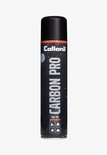 Zwart met oranje Collonil Carbon Pro spuitbus, met druppels en witte tekst. 'High Tech Impregnerer' onderaan.