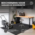 Een grasmaaier op een donkergrijze puzzelmat in een garage. De mat is robuust en beschermt de vloer.