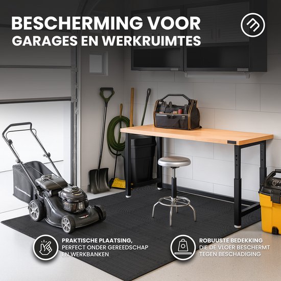 Een grasmaaier op een donkergrijze puzzelmat in een garage. De mat is robuust en beschermt de vloer.
