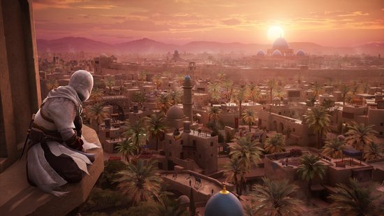 Een figuur in een wit kleed met capuchon zit op een dak en kijkt uit over een stad bij zonsondergang.