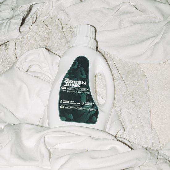 Witte fles wasmiddel op witte kleding.
