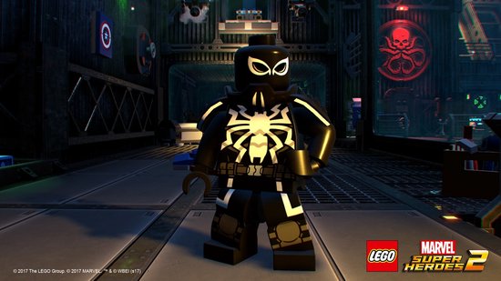 Een LEGO Spider-Man in een zwart pak met witte spinnenwebdetails en gouden accenten.