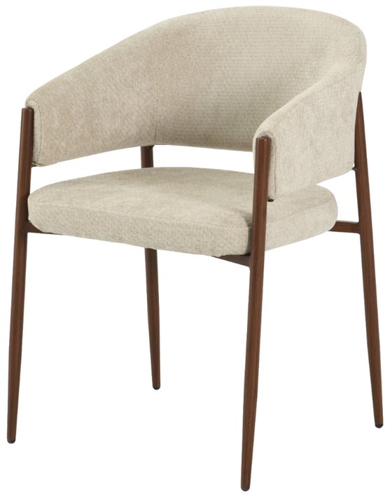 Een beige eetkamerstoel met gebogen rugleuning, houten poten en armleuningen.