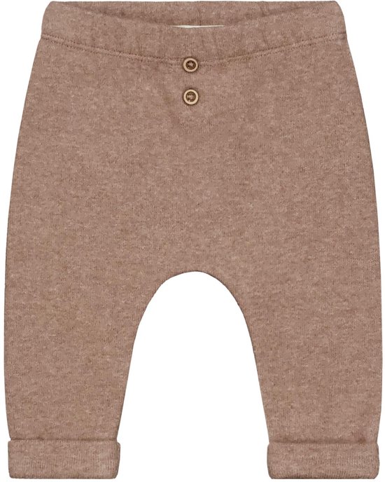 Bruine gebreide broek met elastische tailleband en twee houten knoopjes.