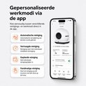 Smartphone met Zedar app toont zelfreinigende kattenbak. Iconen: 4 schoonmaakmodi, klok, app-instellingen.